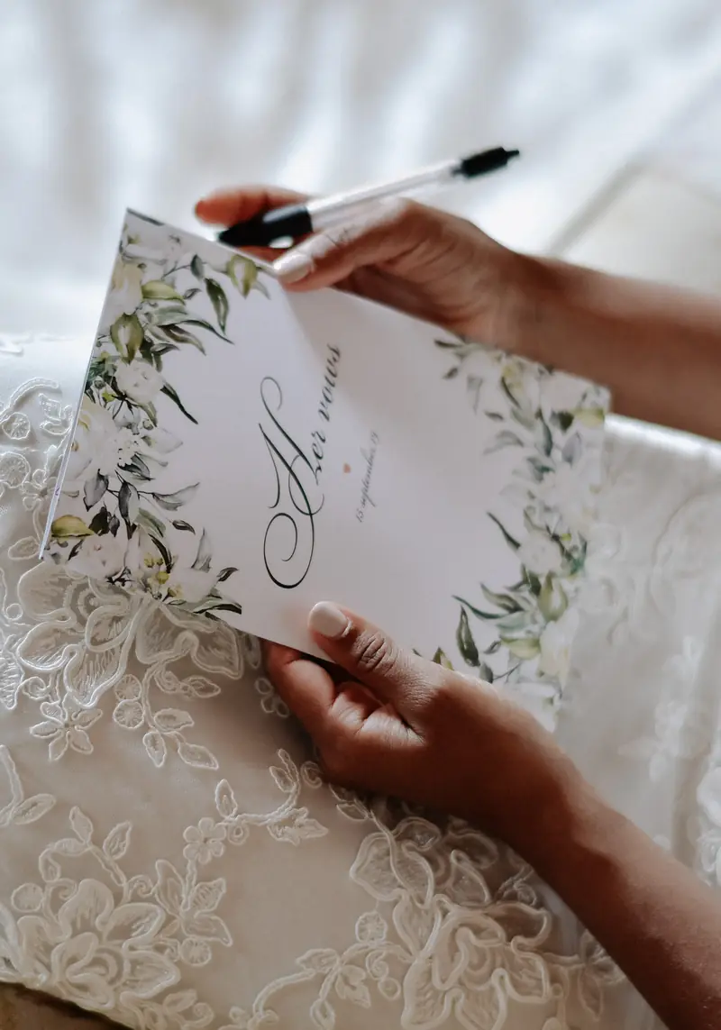La sposa scrive le promesse su un cartoncino, seduta sul letto